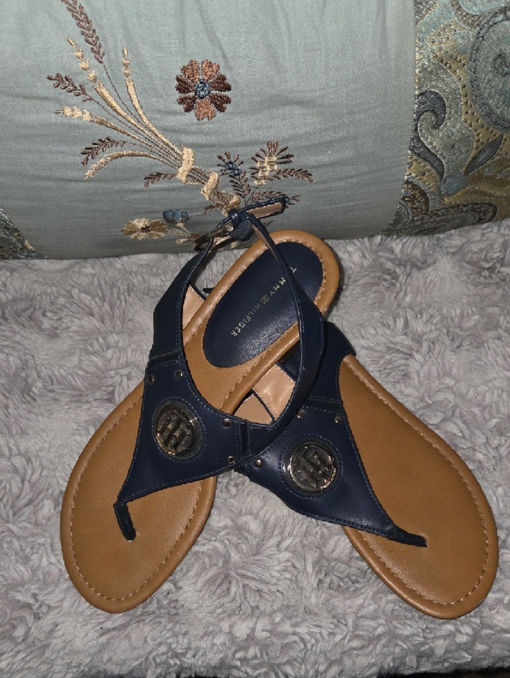 Tommy Hilfiger Navy Leather T‑Strap Sandals with Gold Logo - Picture 4 of 4